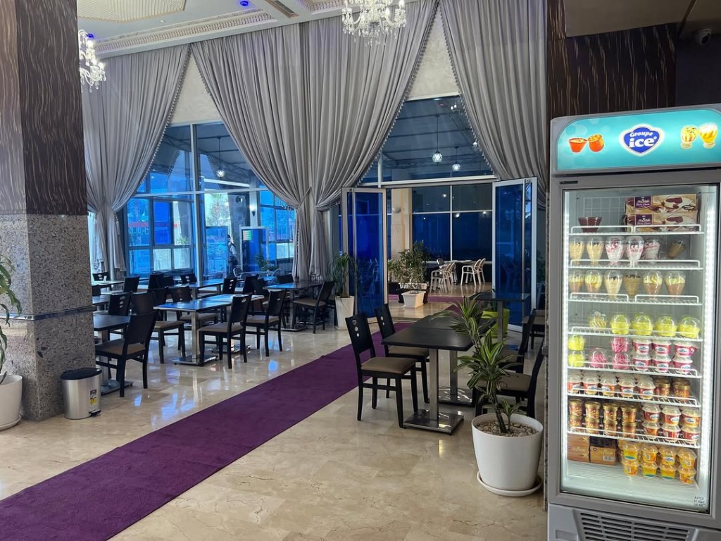 Salle restaurant avec vitrine de glaces
